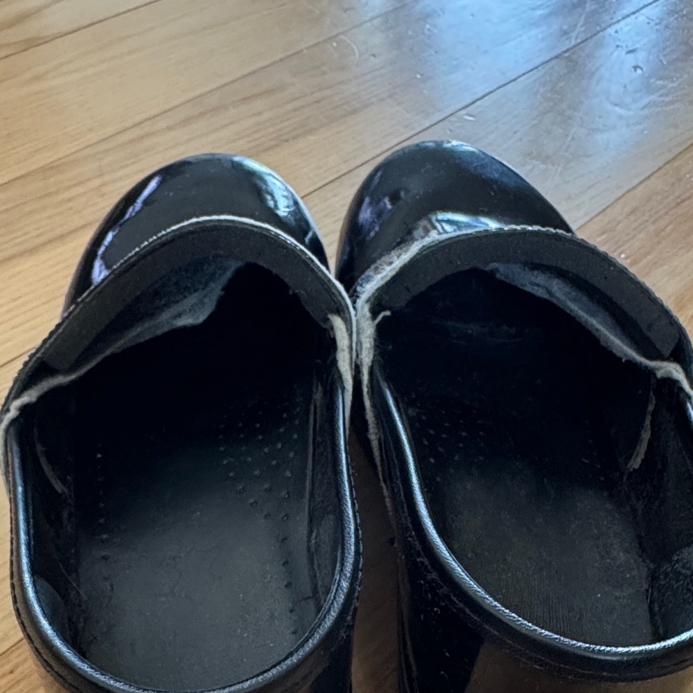 Black Patent Leather Dansko Clogs | Sleek Glossy Finish | Size 36 - Picture 6 of 11
